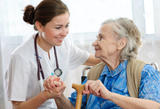 Seniorin mit &Auml;rztin