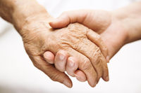 Junge Hand h&auml;lt alte Hand