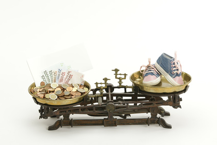 Waage - Geld und Kinderschuhe