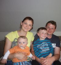 Olga Siemens mit Henry und Vitalij Siemens mit Maik
