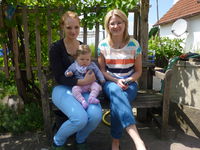 Laura Hedfeld mit Sophie und Vanessa Benker