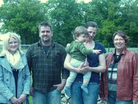 Tanja Lagies und Andreas Klewer mit Theo, Kiga-Leitung Angelika Ahler und Gemeinde V. Benker