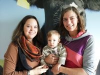 Mareike Frickenschmidt mit Michel und Kindergartenleitung Stefanie Klepper