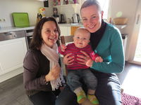         Nadine Freker mit John und Kiga-Leitung Stefanie_Klepper                       