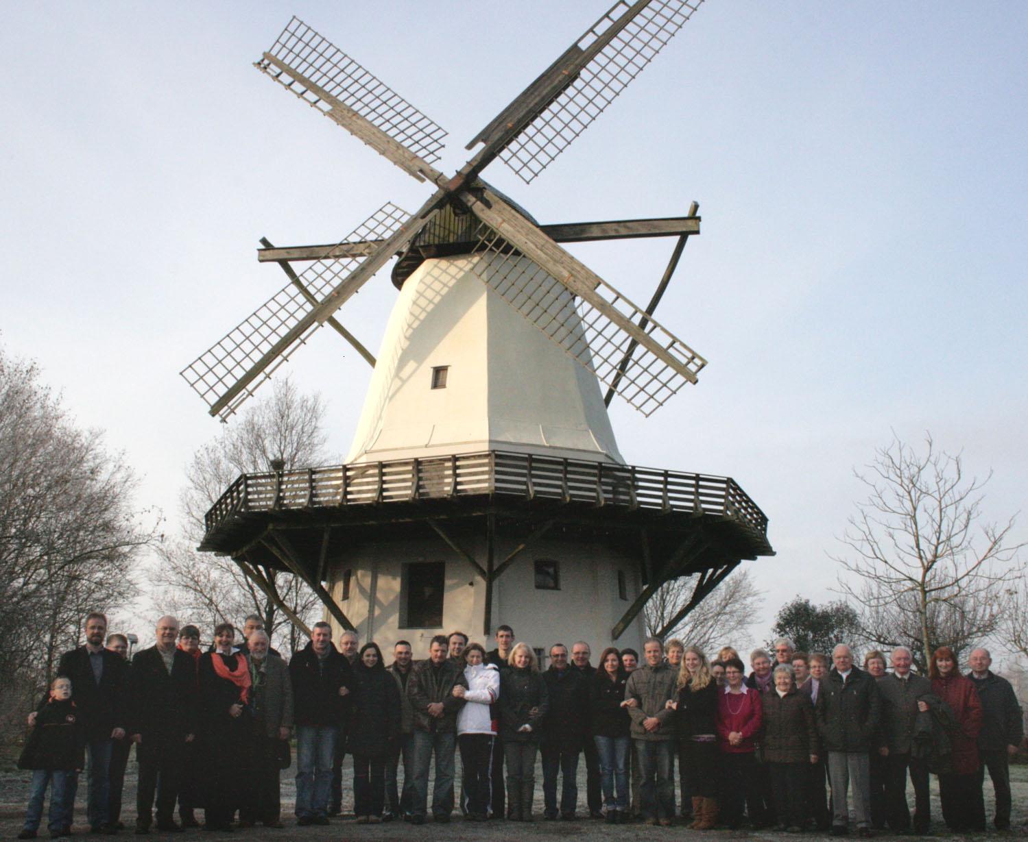 Besuchergruppe vor der Hochzeitsm�hle Tonnenheide