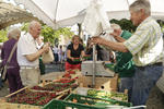 Ein Kunde an einem Stand mit Gem�se und Obst auf dem Markt