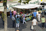 Blick von oben: Der Espelkamper Wochenmarkt wimmelt von K�ufern