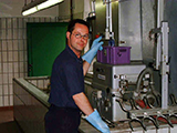 Mitarbeiter in der Schlauchwaschanlage