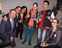 Landrat Dr. Ralf Niermann und Mareike Awolin mit der Band Level 5