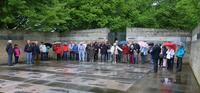 Reisegruppe vor Soldatenfriedhof in Meersburg-Lerchenberg