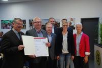 Die Sieger aus Wehe mit Landrat Dr. Ralf Niermann und Luise Lahramann