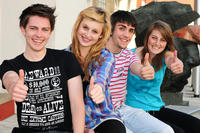 56_Bild_Jugendliche_Daumen_ hoch_FEB