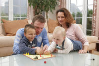 56_Bild_Eltern_mit_2Kindern_Spiel