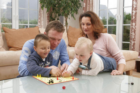 Eltern und Kinder beim Brettspiel