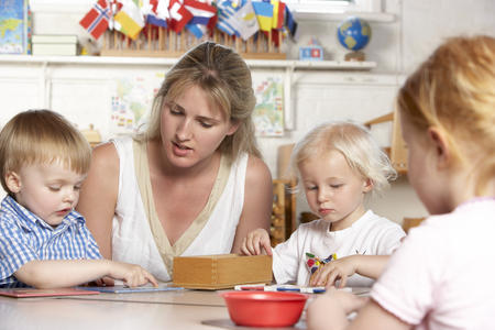Erzieherin mit Kindern bei der Arbeit
