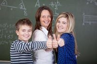 Lehrerin mit Sch&uuml;lern im Klassenraum