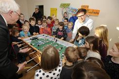 Bildungspartner spendet neuen Kicker f�r Offenen Ganztag