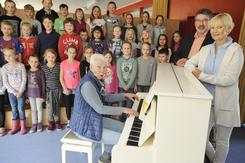 Neues Klavier f�r die Grundschule Gehlenbeck