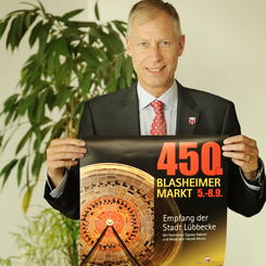 B�rgermeister Frank Haberbosch l�dt zum Empfang auf dem 450. Blasheimer Markt