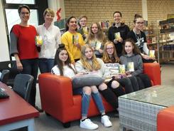 Mit neuem M�dchenmerker ausgestattet: Sch�lerinnen der Stadtschule L�bbecke