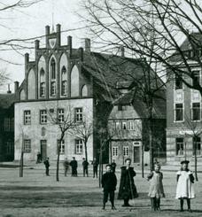 Marktplatz LK mit Rathaus und ehem. Wachthaus, LK, um 1905