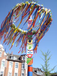 Maibaum-Schm�cken Marktplatz