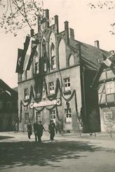 Rathaus L�bbecke am 1. Mai 1933