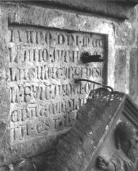 Gedenkstein, Nordportal St.-Andreas-Kirche, L�bbecke, 1978