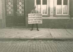 SA-Mann vor dem Haus Weinberg, Lange Stra�e, L�bbecke, 1933