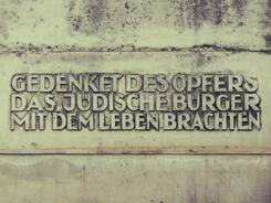 Aufschrift auf dem Gedenkstein am Platz der Synagoge