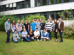 PM Gruppe Realsch�ler, Beh�rdenvertreter, Asylbewerber drau�en