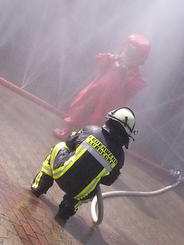 Freiwillig Feuerwehr L�bbecke - �bung mit Chemikalienschutzanzug
