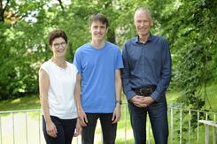 Julien Picq aus der Partnerstadt Bayeux mit B�rgermeister Frank Haberbosch (rechts) und Katrin Westermann (links)