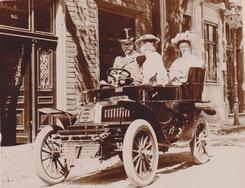 Dr. H�semann um 1900 mit dem wahrscheinlich ersten Auto auf L�bbecker Stra�en