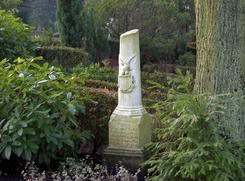 Marmors�ule auf dem L�bbecker Friedhof