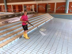 Kerstin Westphal von den Wirtschaftsbetrieben L&uuml;bbecke bringt das Hallenbad f&uuml;r die Saison 2016/17 auf Hochglanz