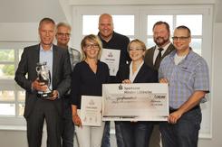 Da ist das Ding! In angemessenem Gr&ouml;&szlig;enverh&auml;ltnis standen der Wanderpokal f&uuml;r den Gesamtsieg, den Frank Haberbosch stellvertretend f&uuml;r die Stadtverwaltung L&uuml;bbecke entgegennahm, und der 500-Euro-Scheck, den die Kommunen an Jennifer B&ouml;ger vom Kinder- und Jugendhospizdienst Minden-L&uuml;bbecke &uuml;berreichten.
