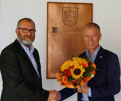 B&uuml;rgermeister Frank Haberbosch gratuliert dem neuen Alsweder Ortsvorsteher Michael Tiemeier