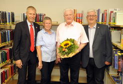 Wilhelm Kirchhoff und Elke W&ouml;lm, seit 25 Jahren ein eingespieltes Team in der B&uuml;chereileitung, eingerahmt von B&uuml;rgermeister Frank Haberbosch (links) und Dezernent Rolf Kleffmann.
