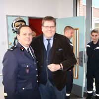 Bild vergr��ern: Hauptamtlicher Leiter Lt. Lavenant mit B�rgermeister Abruszat