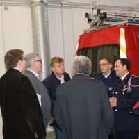 Bild vergr��ern: Mitglieder der Stemweder Delegation: Kai Abruszat, Herv� Guennoc, Marco Quebe, Michael Hemann und mit dem R�cken Klaus Riechmann im Fachgespr�ch mit Lt. LAVENANT,