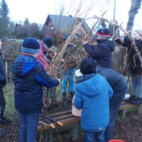 Bild vergr��ern: Kinder der Talentwerkstatt bauen eine Weidenh�tte 2