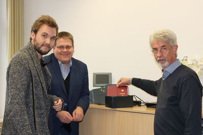 Fachbereichsleiter Werner Bahnemann (r.) und Jens Portele (Mitarbeiter des B&uuml;rgeramtes) mit B&uuml;rgermeister Kai Abruszat bei der Pr&auml;sentation des neuen Dokumentenpr&uuml;fger&auml;tes.
