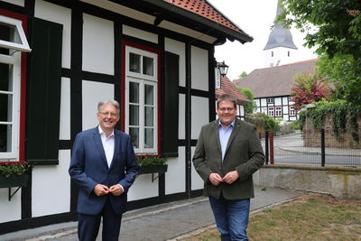 MdB Achim Post und B�rgermeister Abruszat vor dem Alten Amtshaus in Levern