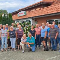 Bild vergr��ern: Die ZWAR-Gruppe gratuliert zur Goldenen Hochzeit.
