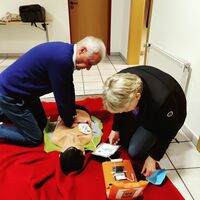 Bild vergr��ern: ZWAR: Herzdruckmassage