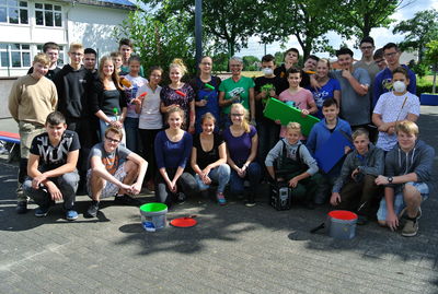 Stemweder Sch�lerinnen und Sch�ler versch�nern mit den SV-Lehrerinnen ihre Schule