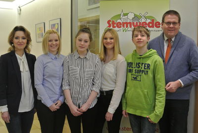 Lehrerin Katherine Kleinert, Elisa Weing�rtner, Vanessa Beinl, Nikola Fastabend, Niklas Br�mstrup und B�rgermeister Kai Abruszat