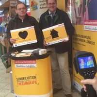 Bild vergr��ern: B�rgermeister Kai Abruszat und das Ratsmitglied J�rgen L�ckermann besuchen den Thermografie-Aktionsstand im E-Center Hartmann am 27.02.2017