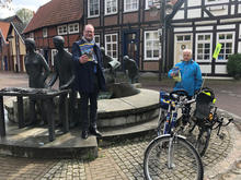 Berthold Vahlsing, Vorsitzender des ADFC-Kreisverbandes Nienburg (rechts) und Martin Fahrland, Gesch�ftsf�hrer der Mittelweser-Touristik GmbH freuen sich �ber die neue Radkarte �Mittelweser�